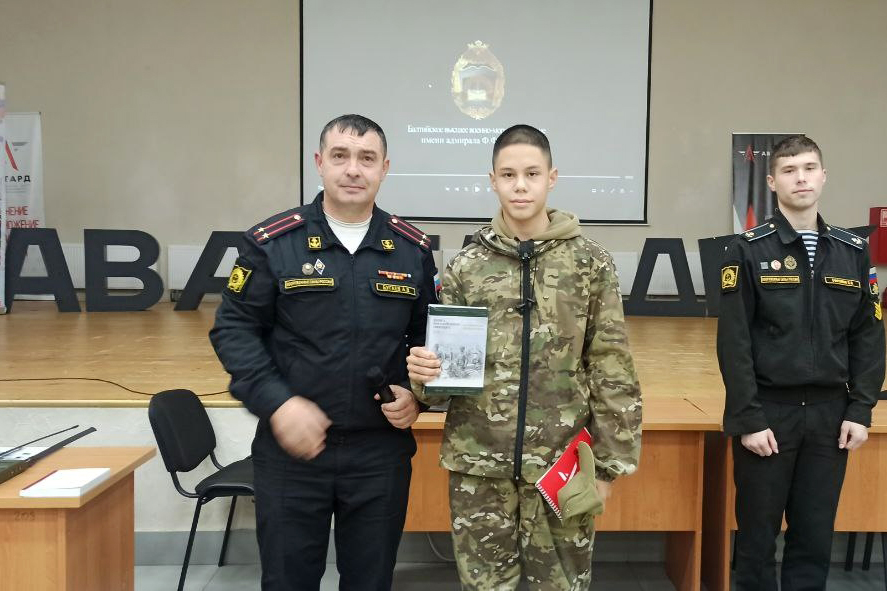 Офицеры БВВМУ в гостях в "Авангарде"