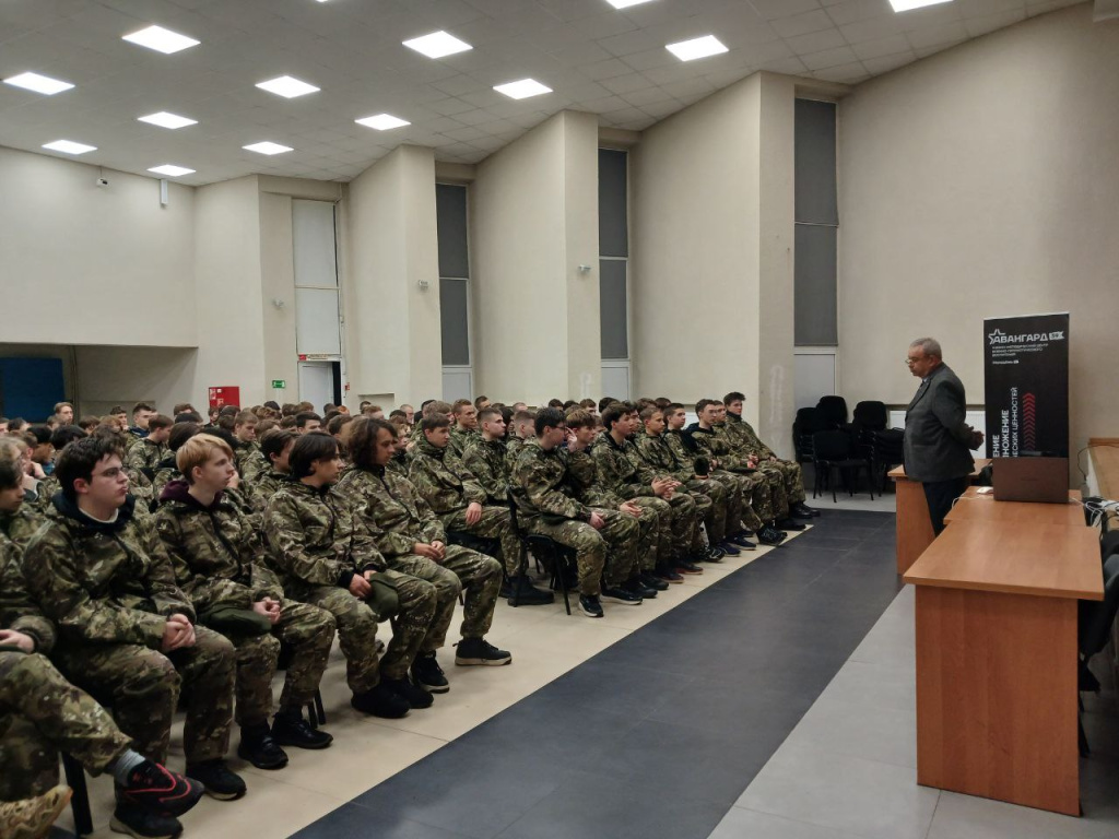 перед курсантами Авангарда